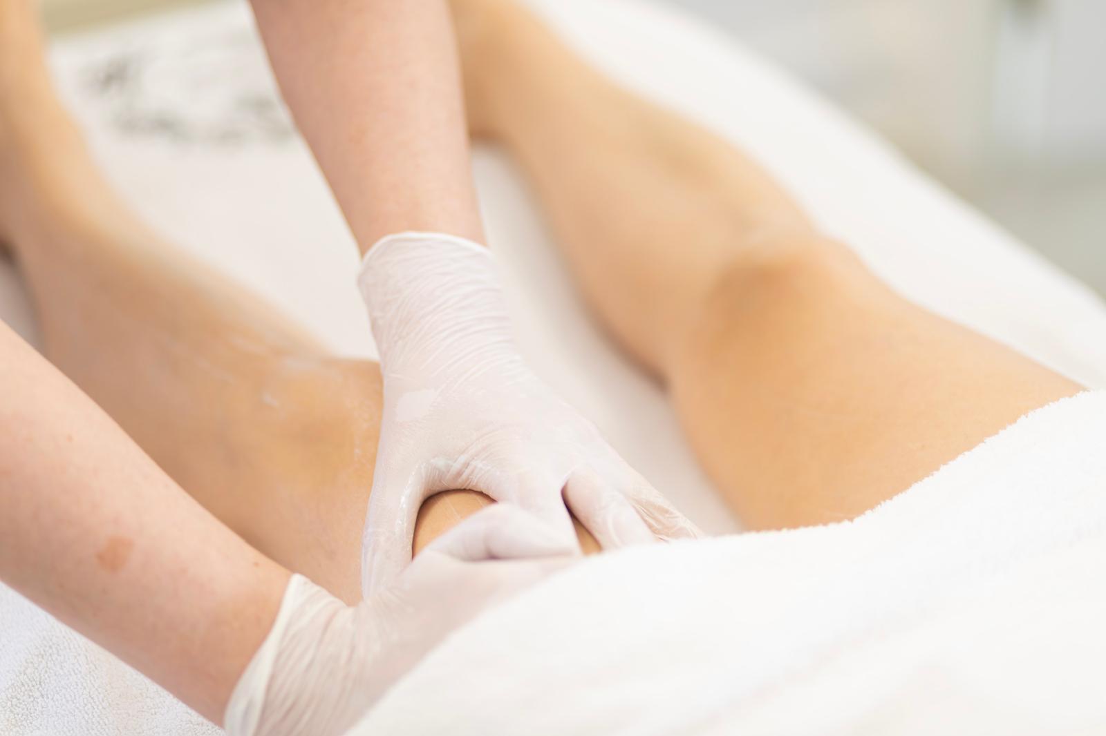Tratamiento corporal reductor y anticelulítico profesional en piernas