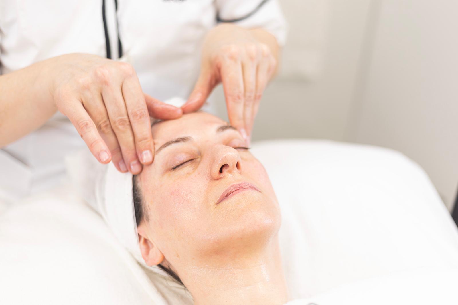 Tratamiento facial de temporada con técnica manual en Esencia Estética