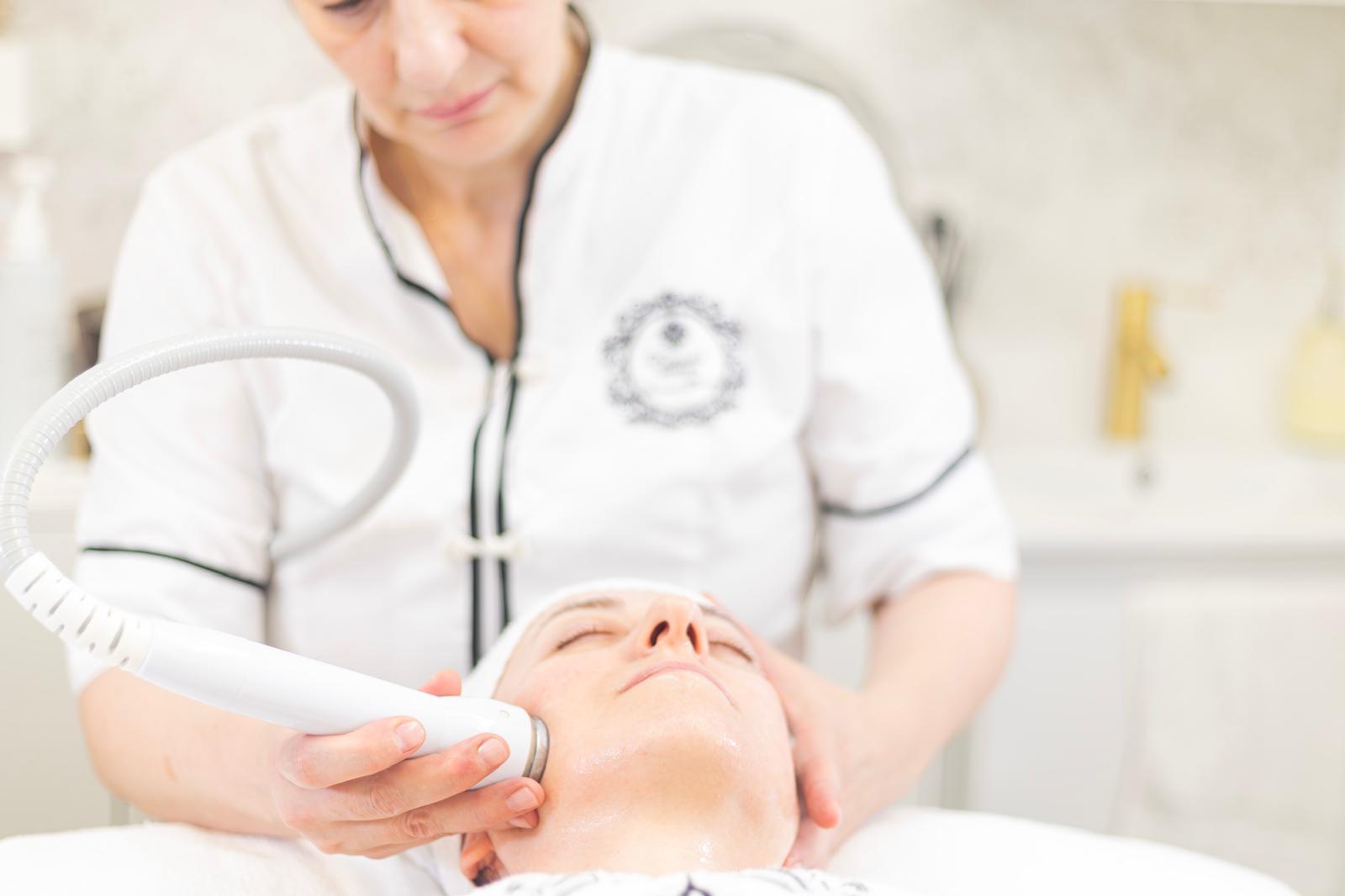 Carmen Pereiro aplicando mesoterapia facial con aparatología profesional