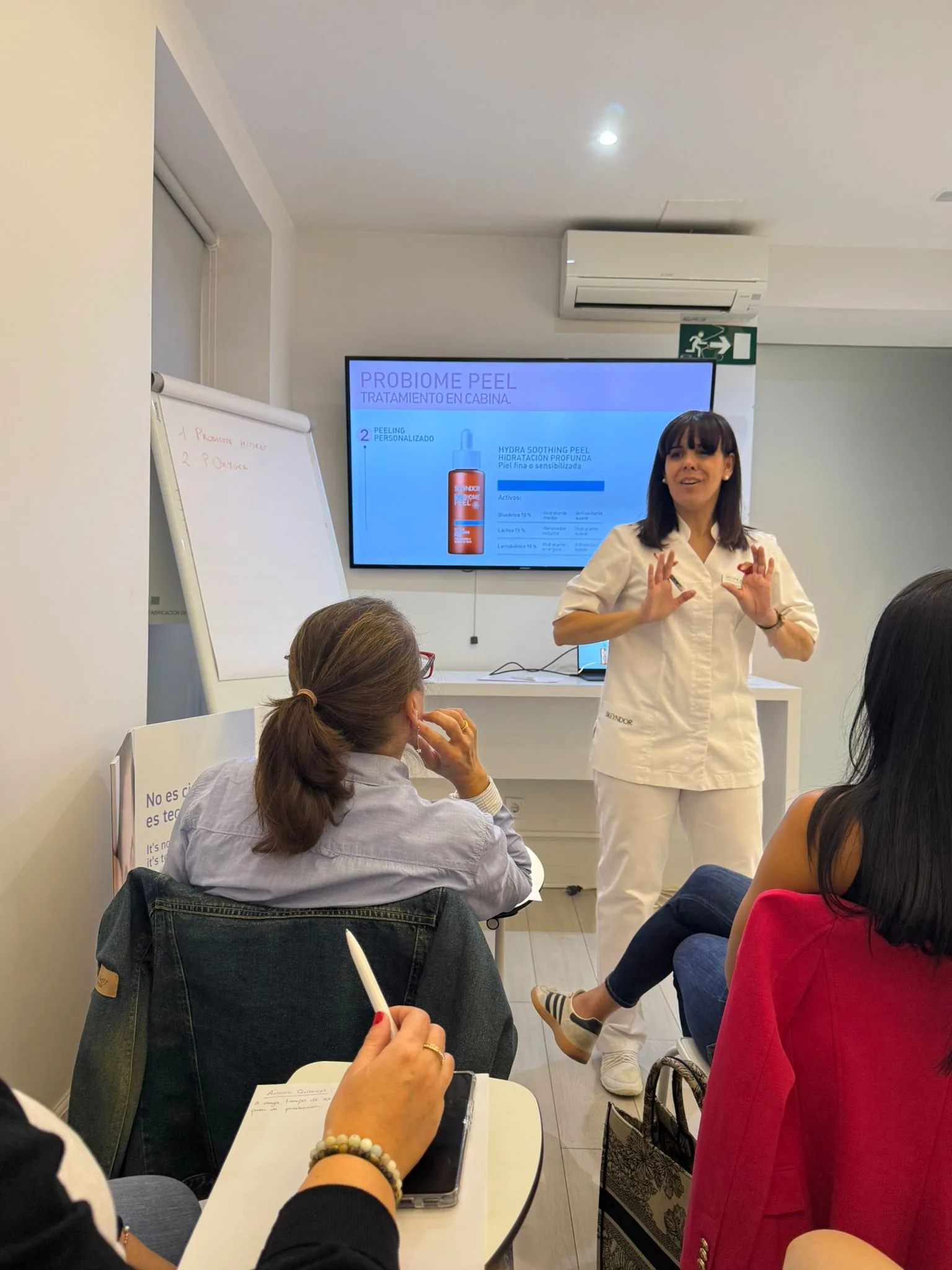 Formación de Skeyndor sobre el tratamiento en cabina Probiome Peel para hidratación profunda de piel fina y sensibilizada