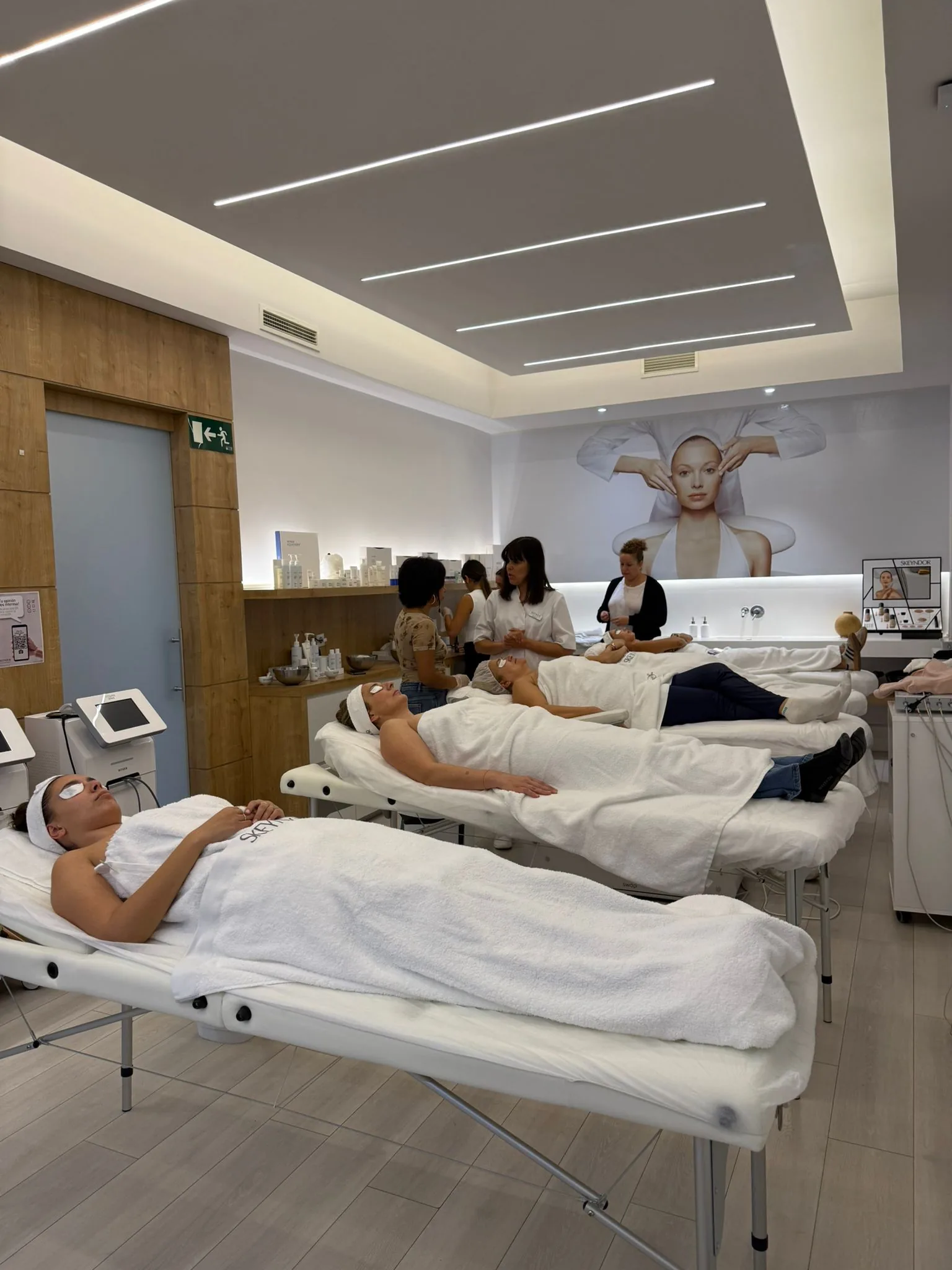 Prácticas en cabina durante curso de formación profesional de Skeyndor con modelos en vivo