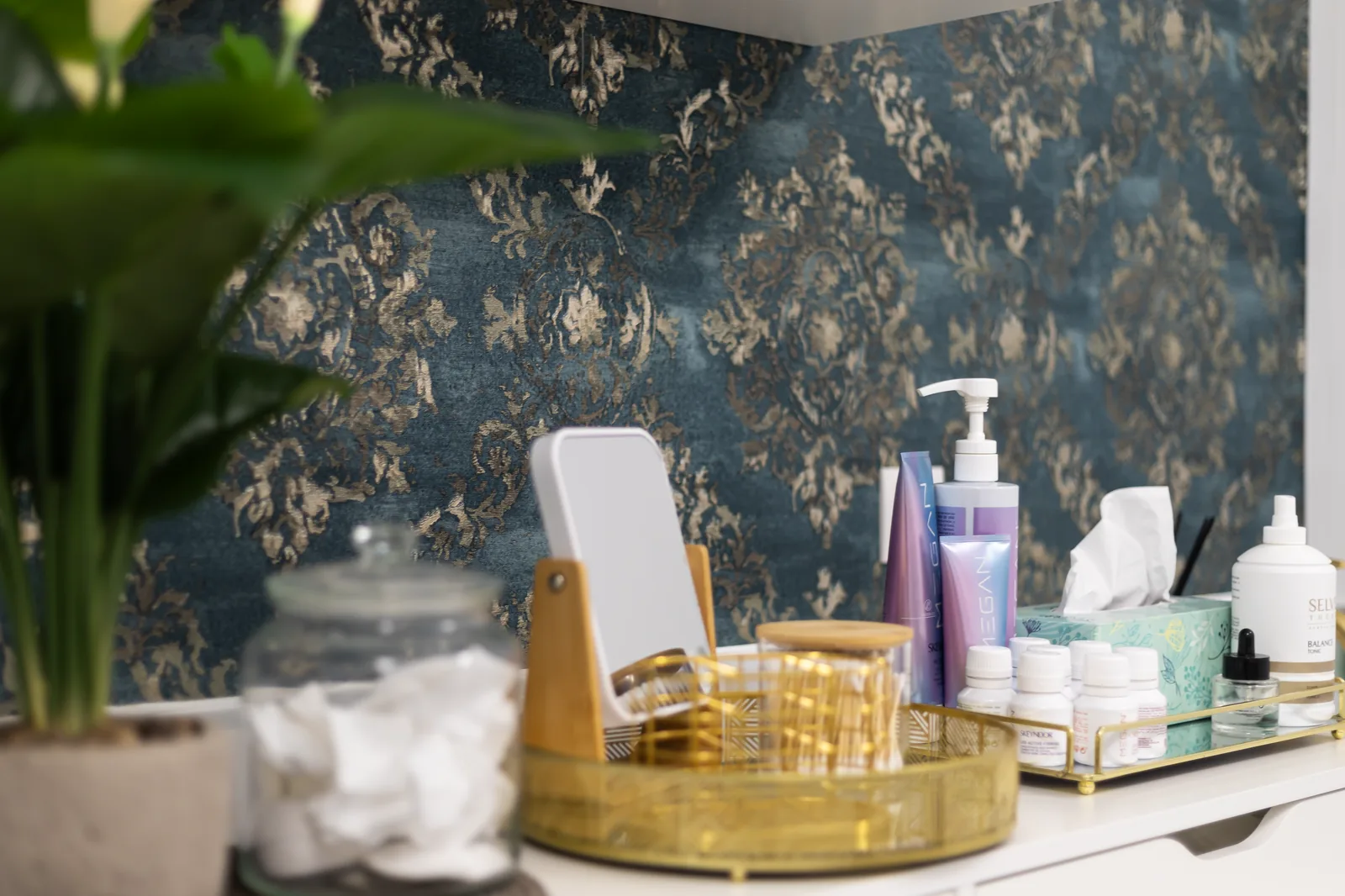 Professional facial skincare products at Esencia Estética — Campo Real