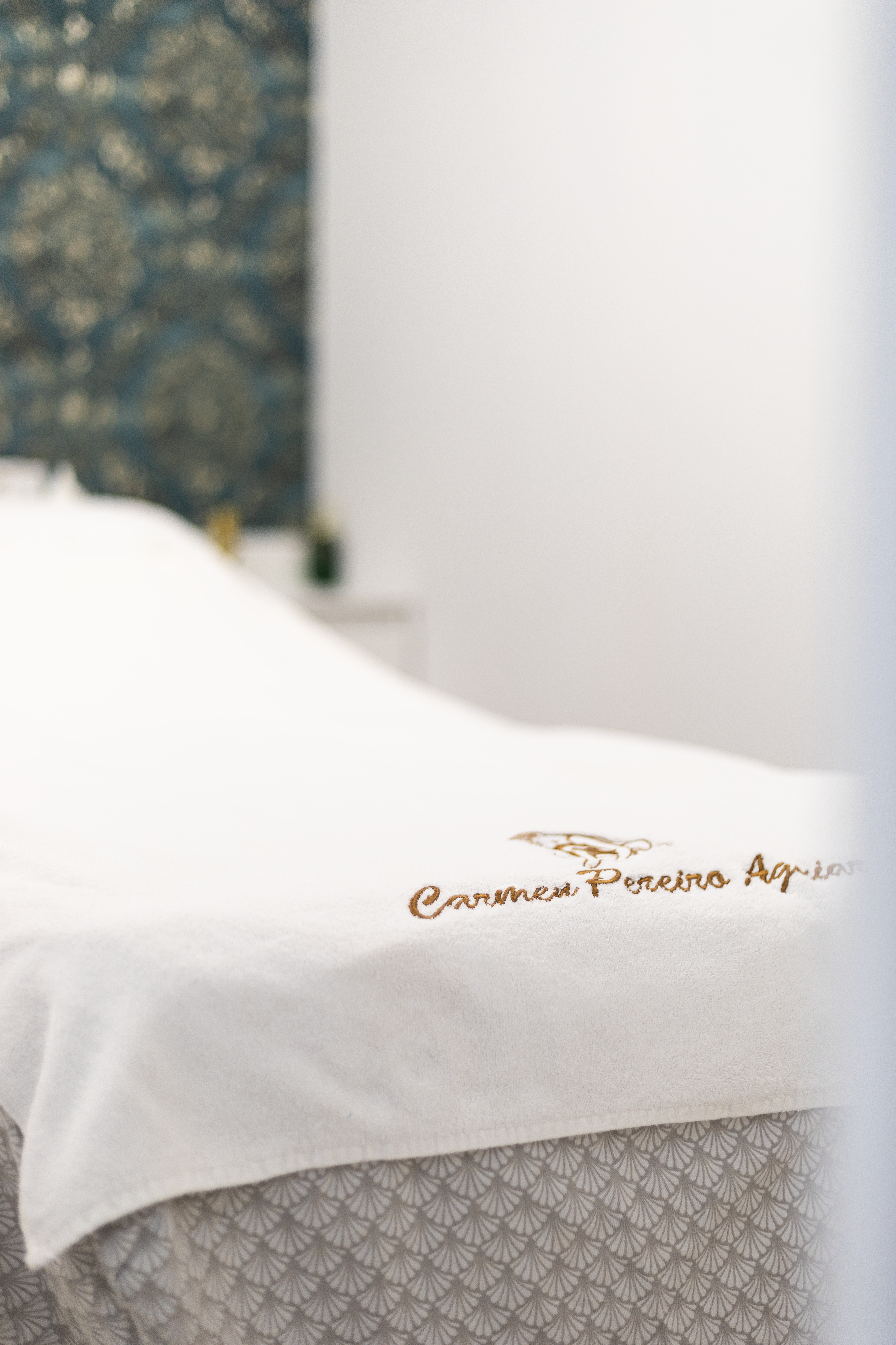 Detalle de la camilla con logo bordado de Carmen Pereiro