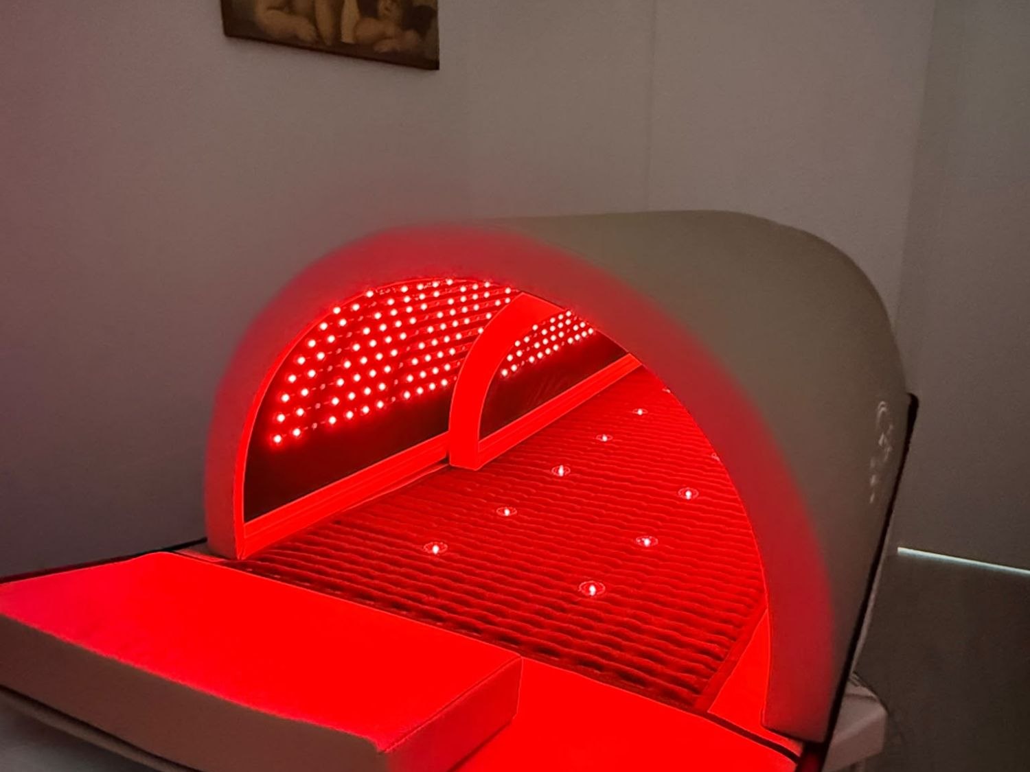 Ritual Luz en Esencia Estética Campo Real · domo de fotobiomodulación LED encendido con 1120 diodos a 660 y 850 nm · panel LED corporal con sauna infrarroja y magnetoterapia PEMF